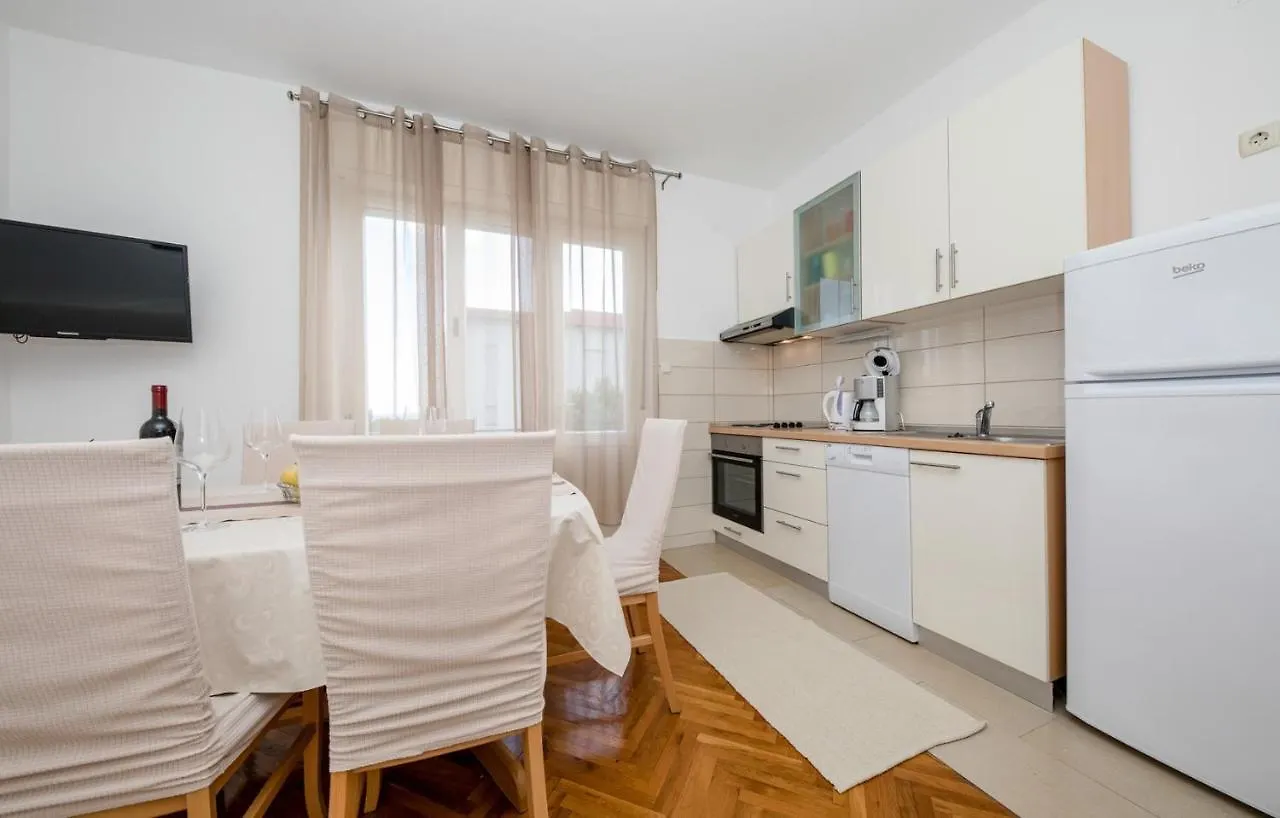 Guest house Apartments Ljubica Banjol Rab Town