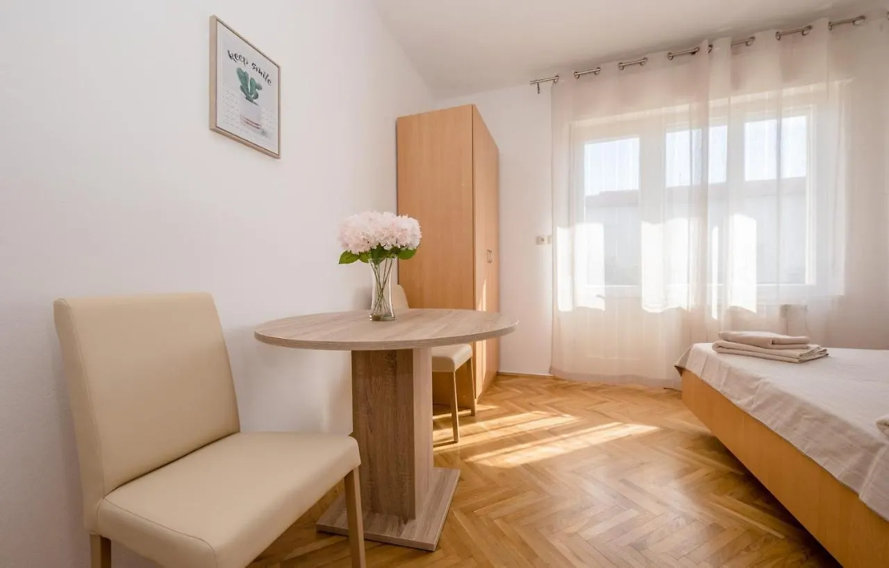 Guest house Apartments Ljubica Banjol Rab Town