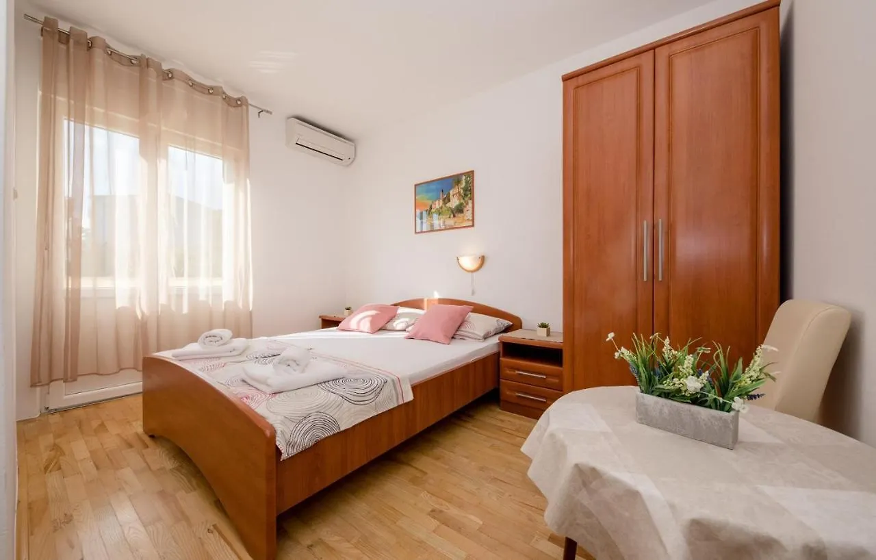 Apartments Ljubica Banjol Rab Town Guest house